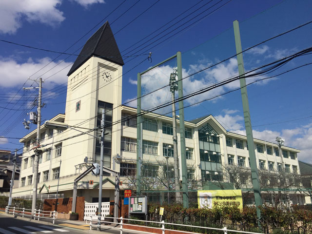 小学校　神戸市立六甲小学校（小学校）まで319m