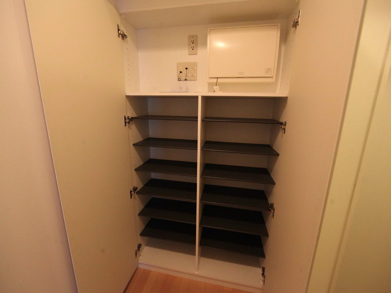 玄関　玄関　シューズボックス付（収納充実してます）