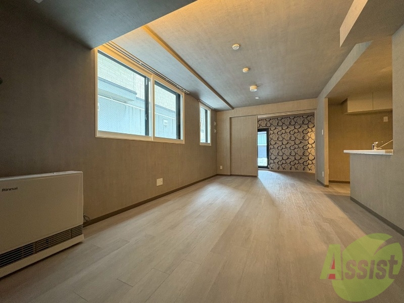 居室・リビング　リビングです。窓が大きくて明るいですね！