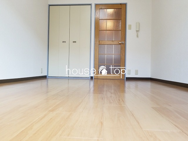 居室・リビング　テーブルやベッドなど設置可能です♪