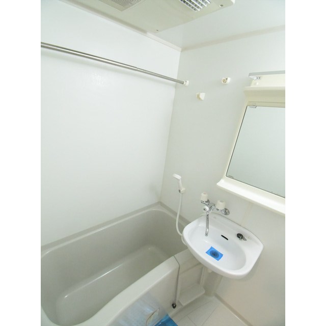 バス・シャワールーム　コンパクトで使いやすいお風呂です