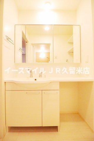 洗面設備　朝の支度にも助かる、独立の洗髪洗面化粧台