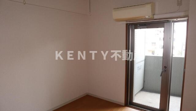 その他部屋・スペース　落ち着いた色調の寝室です