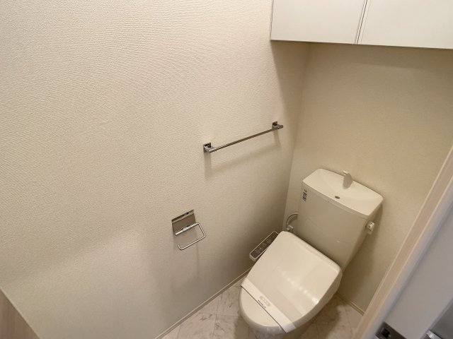 トイレ　掲載写真は同型モデルを掲載しており実際のお部屋と仕様等が異な