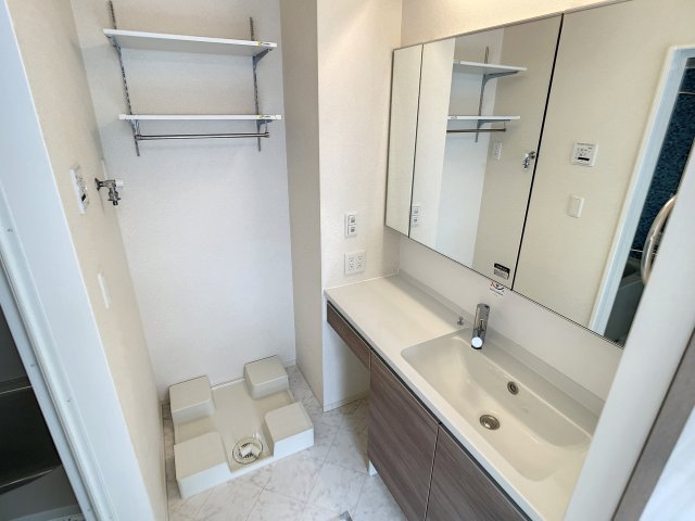 洗面設備　掲載写真は同型モデルを掲載しており実際のお部屋と仕様等が異な