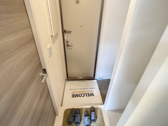 玄関　掲載写真は同型モデルを掲載しており実際のお部屋と仕様等が異な