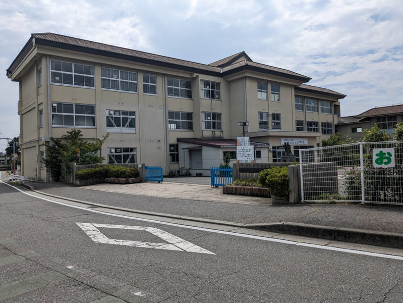 小学校　大部小学校（小学校）まで424m