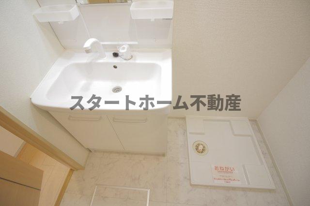 洗面設備　明るい洗面所です