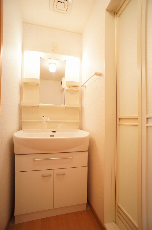 その他部屋・スペース　シャワー付き洗面と防水パン付き洗濯機置場あり