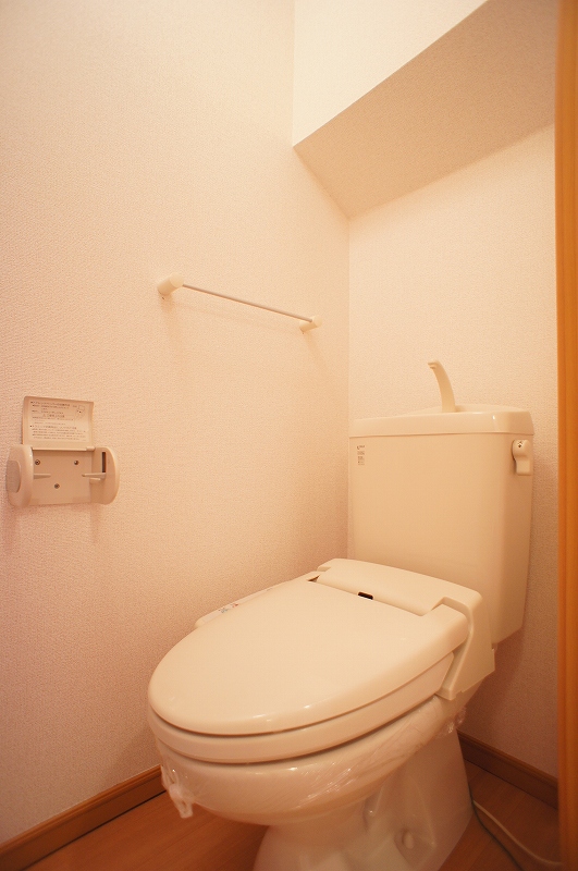 トイレ　トイレはシャワー付き洗浄便座で快適です