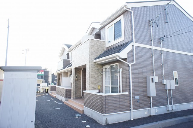 建物外観　全面に建物がなく、日差しがたっぷり入ります！