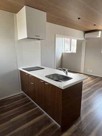 キッチン　※写真は201号室です。 ※相違する場合は現況を優先いたしま