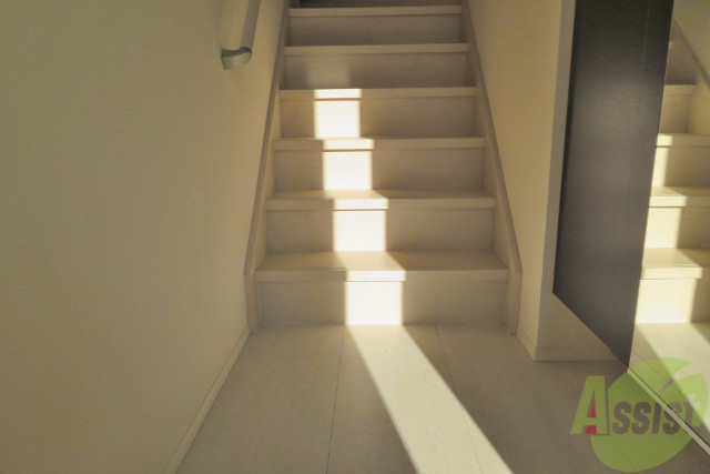 玄関　玄関を開けると階段があります。直ぐにお部屋の中が見えないです