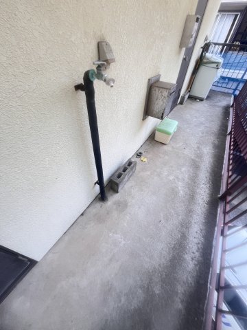 駐車場　玄関横に洗濯機置き場がございます。