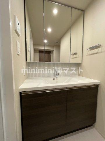 洗面設備　フローリング、建具の色はフロアによって異なります