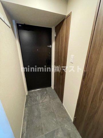 玄関　フローリング、建具の色はフロアによって異なります