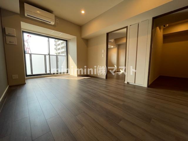 居室・リビング　フローリング、建具の色はフロアによって異なります