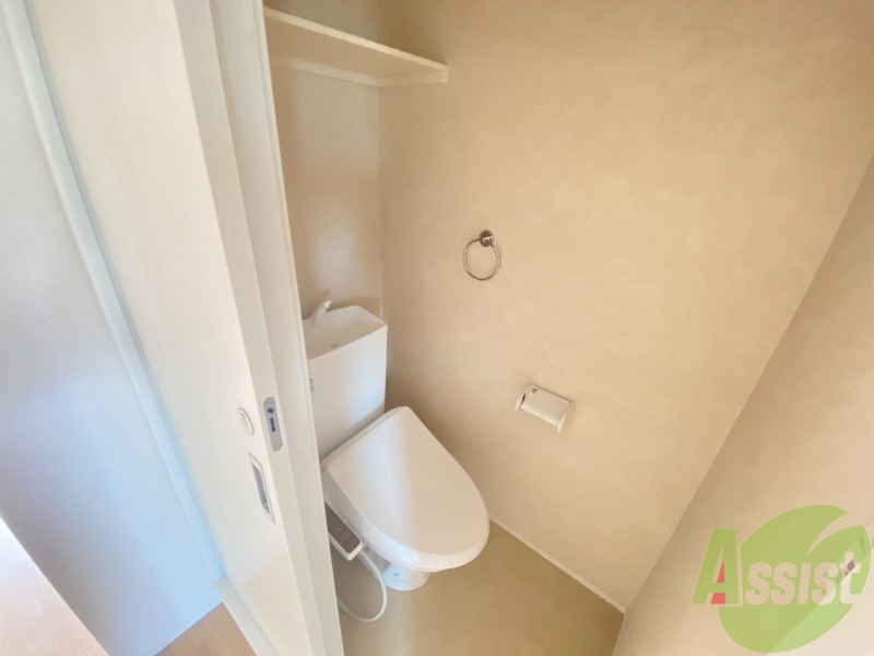 トイレ　ウォシュレット機能がついているので安心ですね。