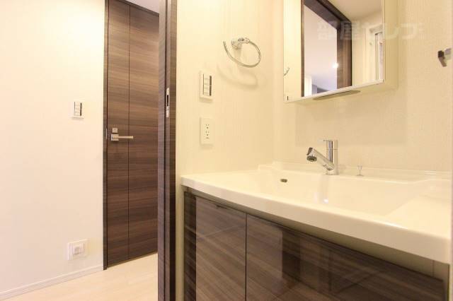 洗面設備　広い洗面台で使いやすい