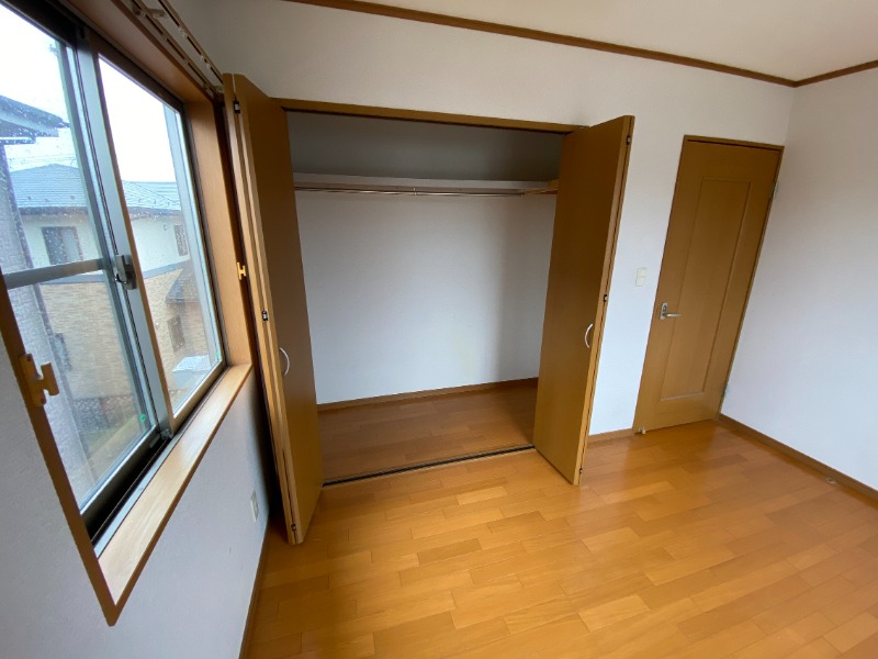 居室・リビング　2階北東側の洋室※同間取りのB棟のお写真です