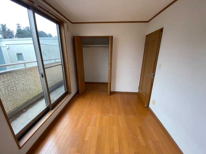 居室・リビング　2階南側の洋室※同間取りのB棟のお写真です