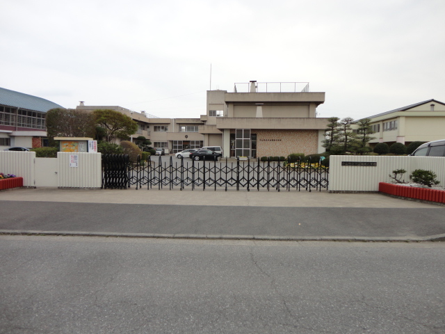 小学校　小山市立小山城南小学校（小学校）まで559m