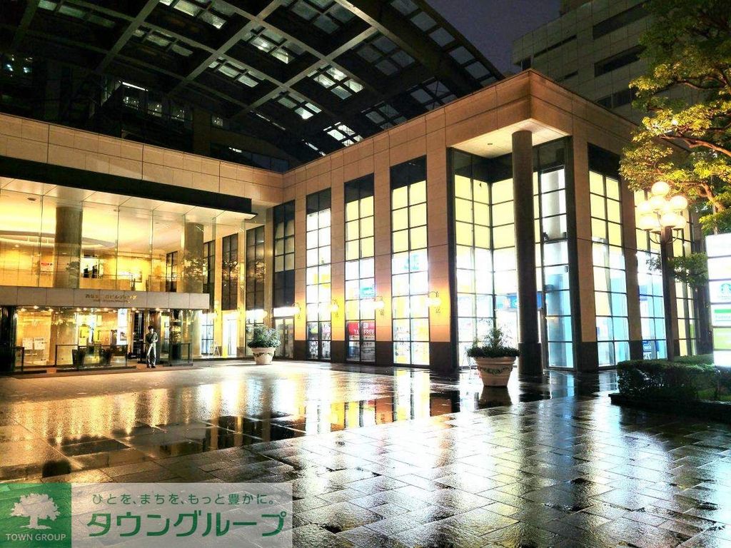 ドラックストア　ウエルシア西新宿三井ビル店（ドラッグストア）まで450m