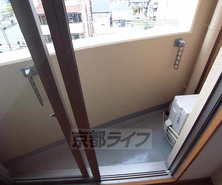 バルコニー　三角バルコニーからは北山が見えますよ