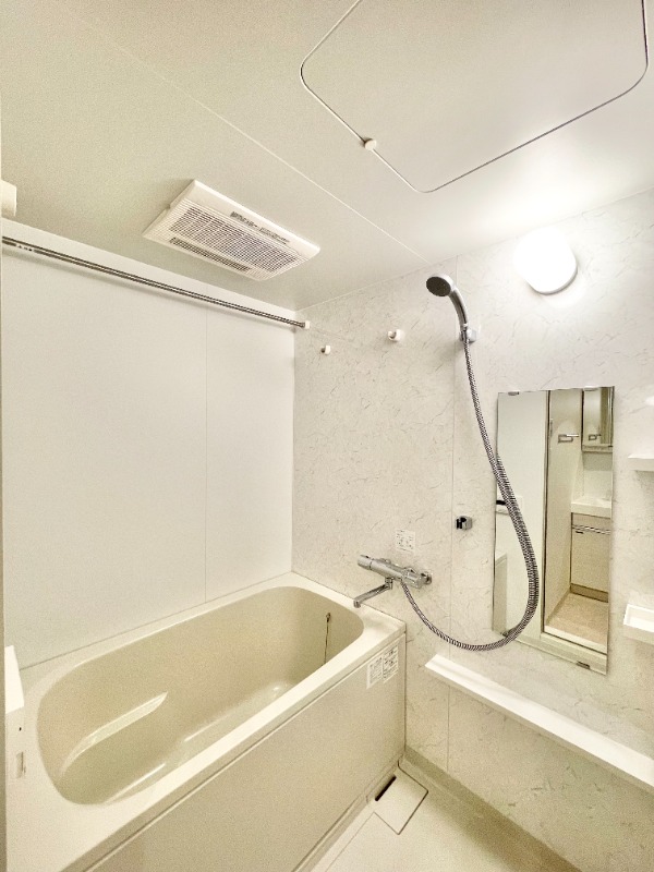 バス・シャワールーム　追い焚き機能付き♪