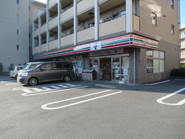コンビニ　セブンイレブン（コンビニ）まで325m