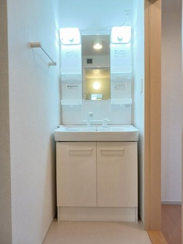 洗面設備　独立洗面台、朝の身支度には欠かせません