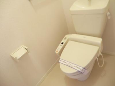 トイレ　温水洗浄便座で快適　別号室参考写真
