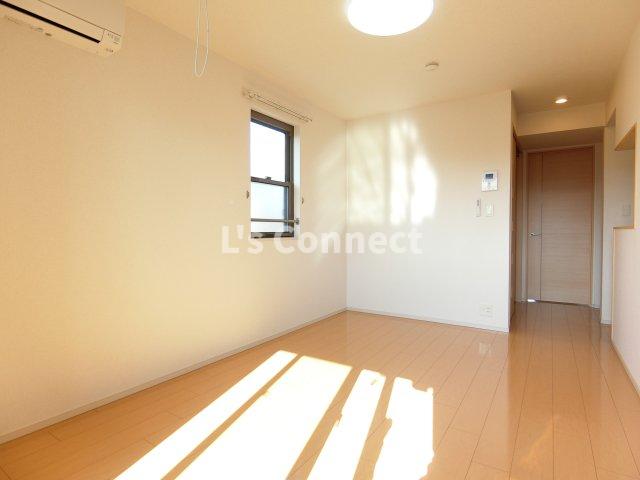 居室・リビング　角部屋で２面に窓があります。