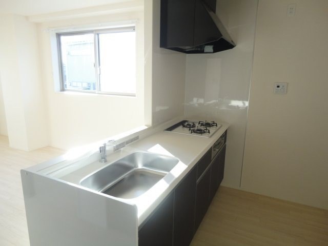 キッチン　3口ガスコンロのシステムキッチンです。