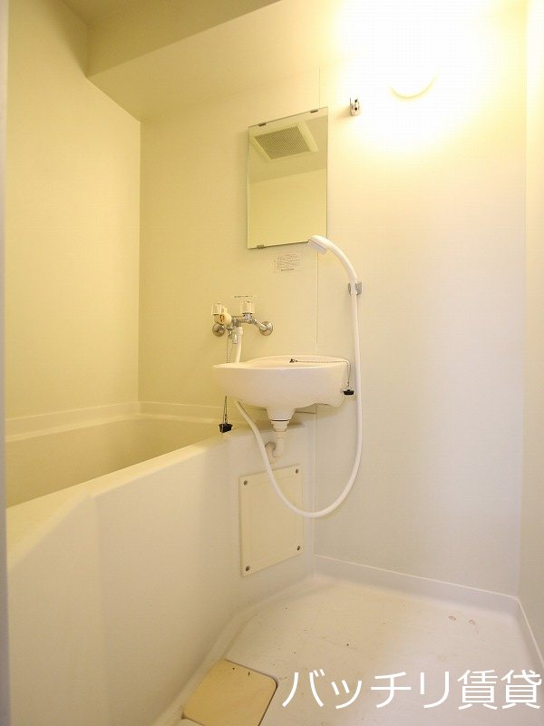 バス・シャワールーム　画像は別号室タイプの為、現状を画像は別号室タイプの為、現状を