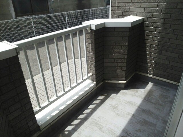 バルコニー　暖かな日差しのふりそそぐバルコニー