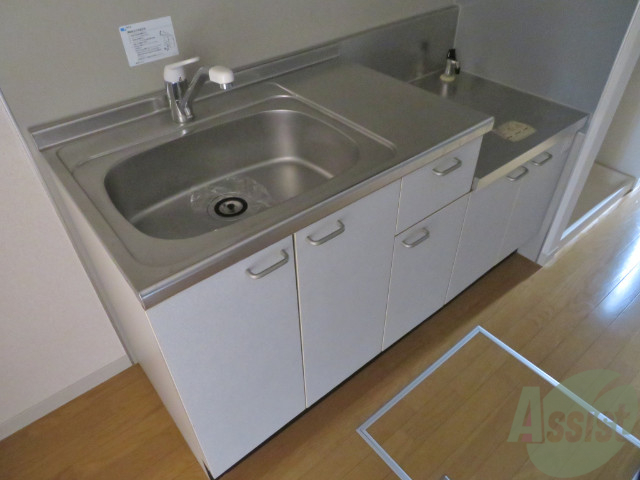 キッチン　十分な大きさのキッチンですね。２口コンロも置けます。