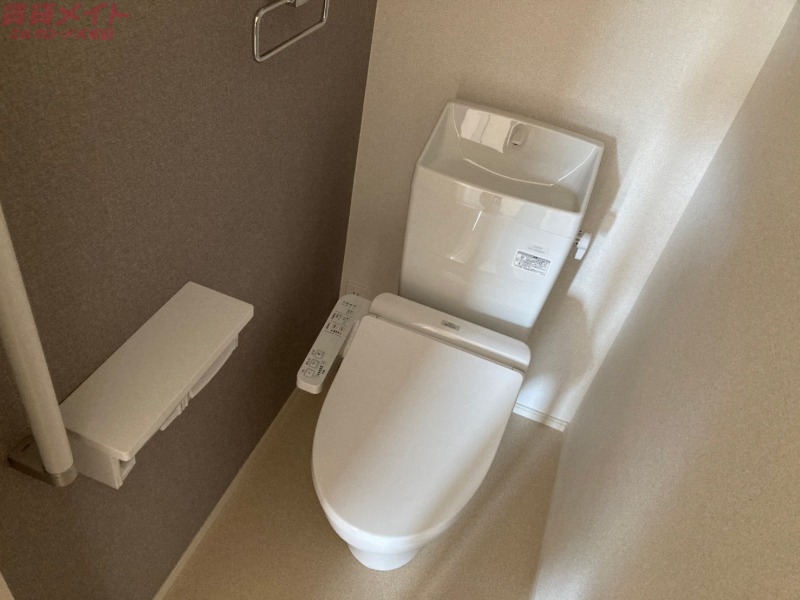 トイレ　別部屋反転写真です