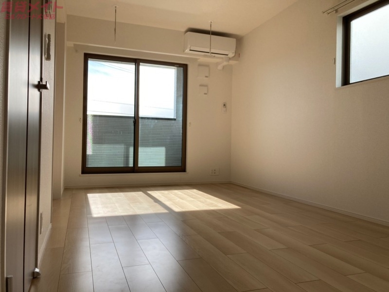 居室・リビング　別部屋反転写真です