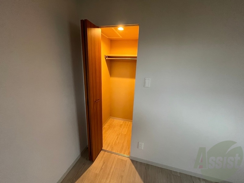 収納　こちらの収納にはハンガーをかけて服もしまえますね。