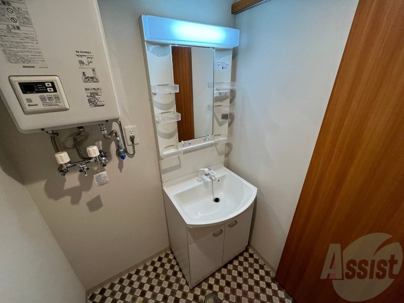 洗面設備　独立洗面台です。大きくてよいですね。シャンプーもできます！