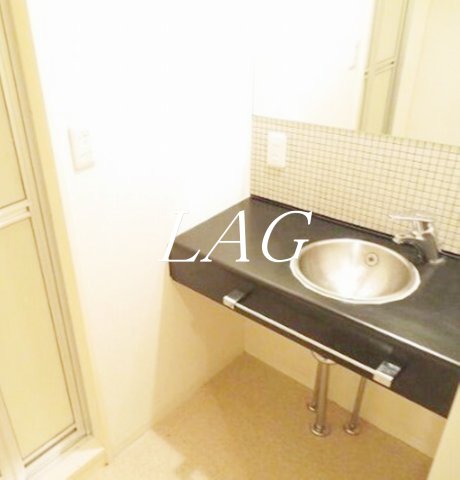 洗面設備　独立洗面台になります。