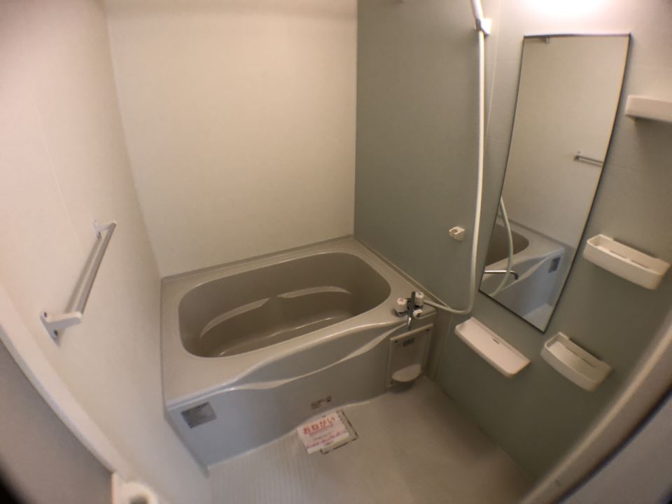 バス・シャワールーム　浴室乾燥機と鏡付です