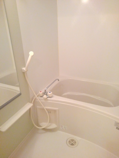 バス・シャワールーム　浴室乾燥付きで雨の日でも洗濯物が干せます☆