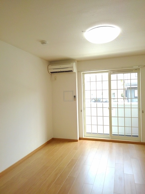 居室・リビング　１２．２帖の広々洋室♪