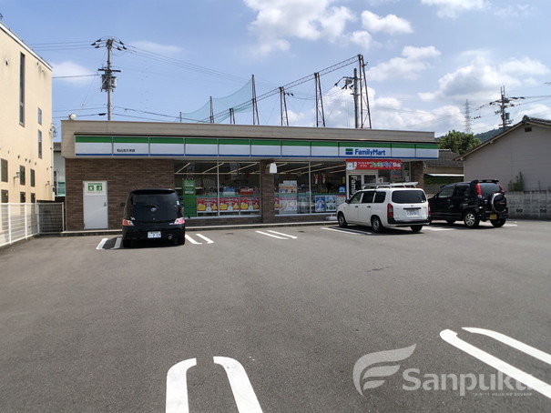 コンビニ　ファミリーマート（コンビニ）まで676m