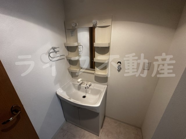 洗面設備　ゆったりとスペースのある洗面所