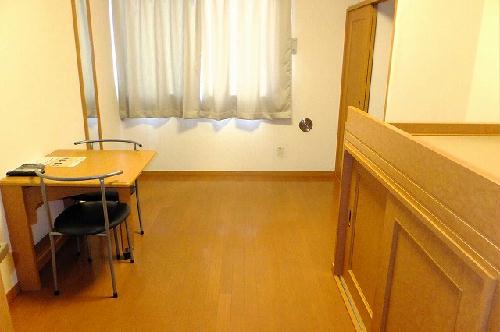 居室・リビング　テーブルは折りたためるので、お部屋を広くお使いいただけます！