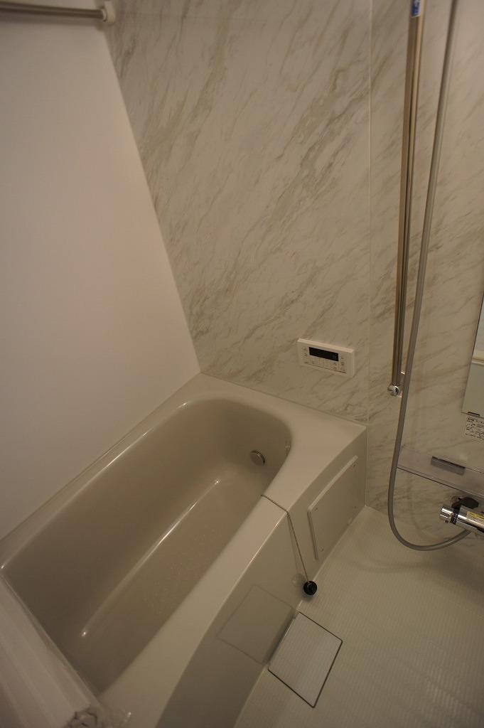 バス・シャワールーム　コンパクトで使いやすいお風呂です