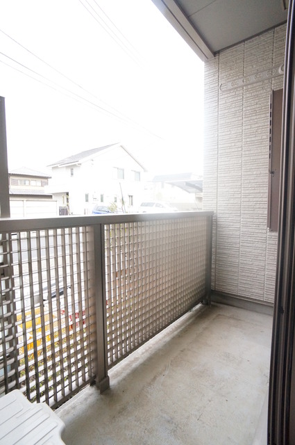 バルコニー　バルコニーがあるので洗濯物を太陽の下で干すことができます♪